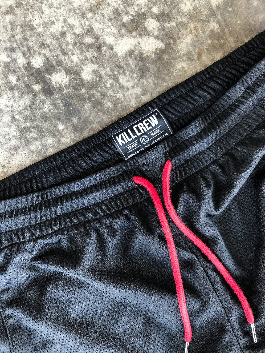 RELAXED CUT WOLVES SHORTS - BLACK