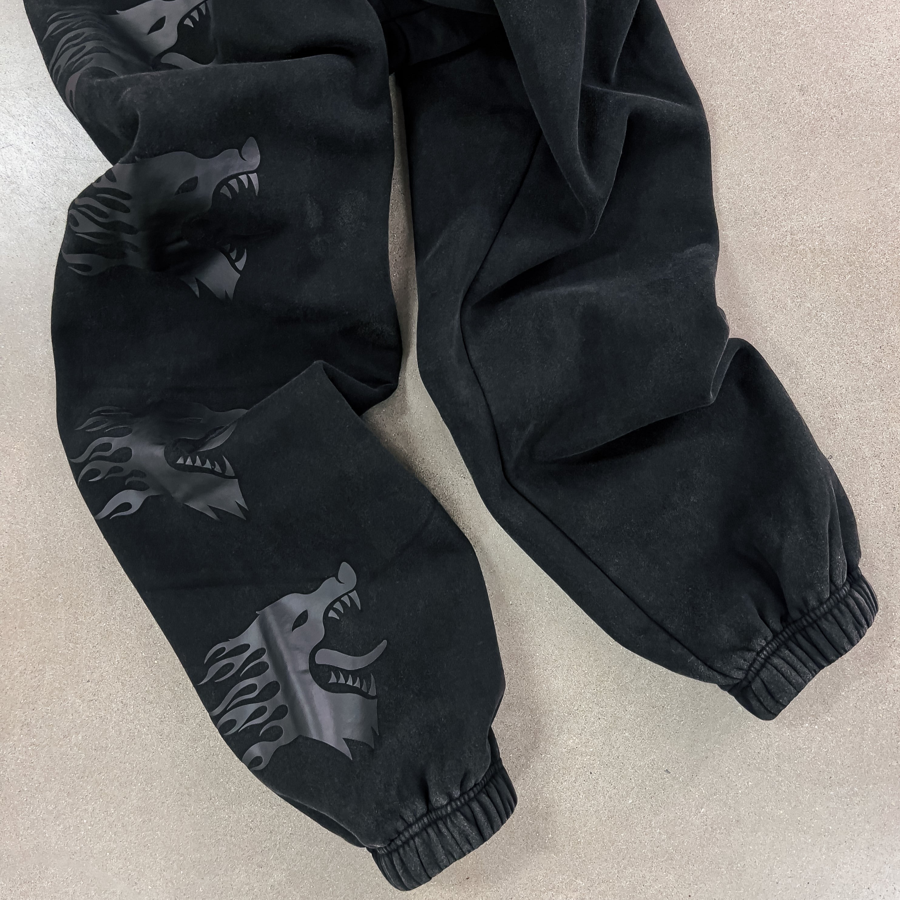 HEAVYWEIGHT LUX "WAR WOLF" SWEATPANTS - BLACKOUT