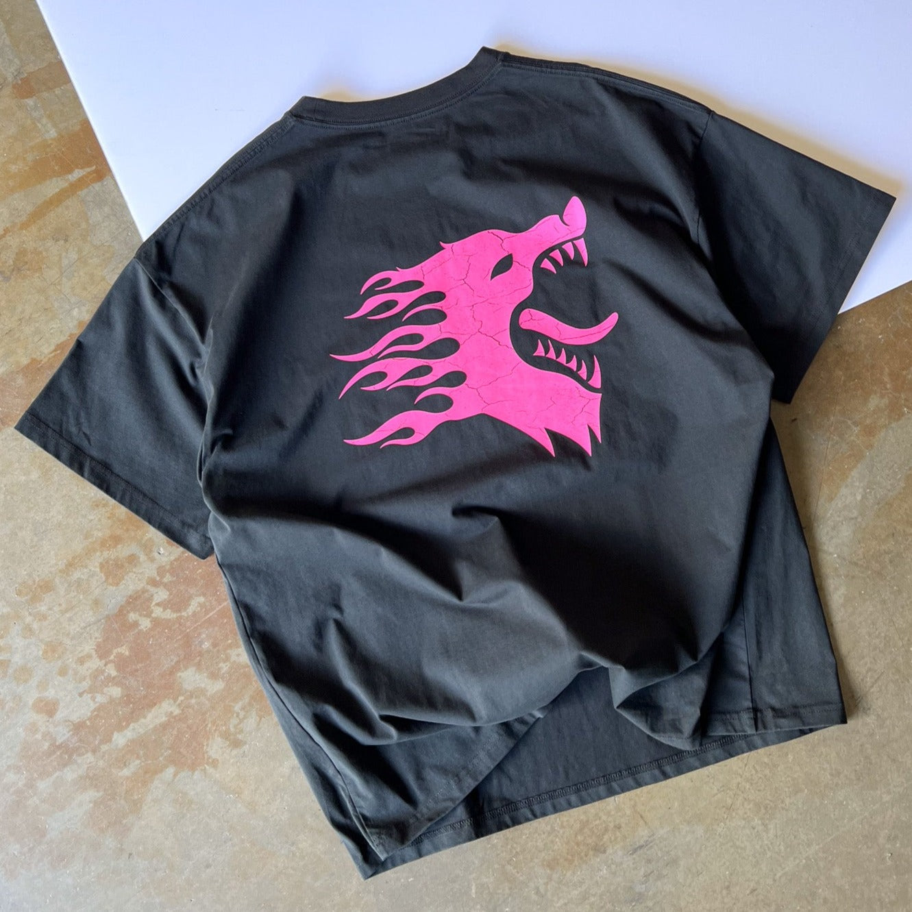 OVERSIZED WAR WOLF T-SHIRT - BLACK / PINK