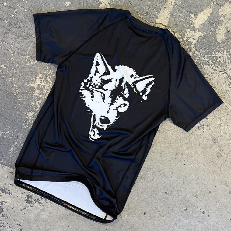 LONE WOLF SHORT SLEEVE RASH GUARD - BLACK / WHITE