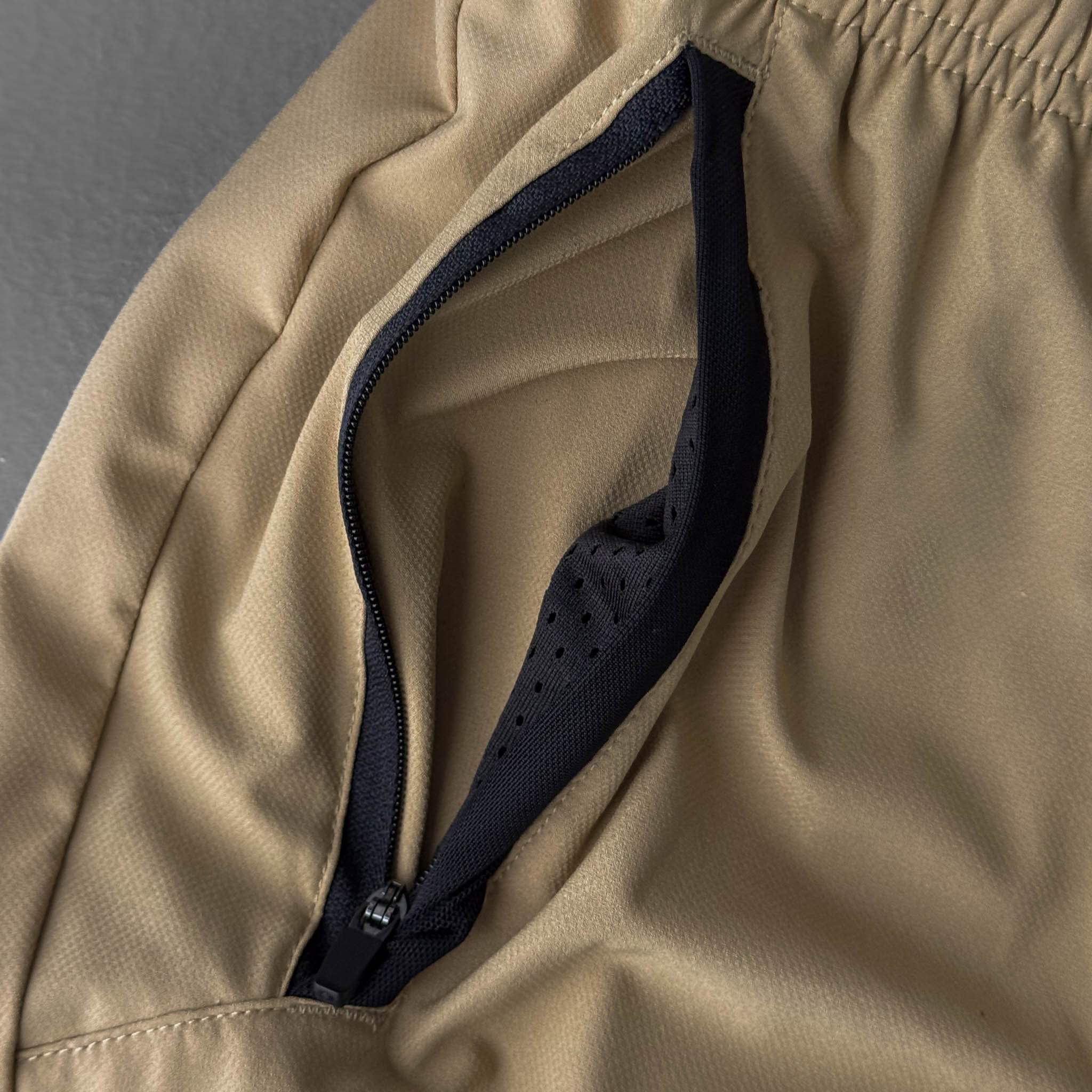 HYBRID TRAINING SHORT (7" INSEAM) - SAND