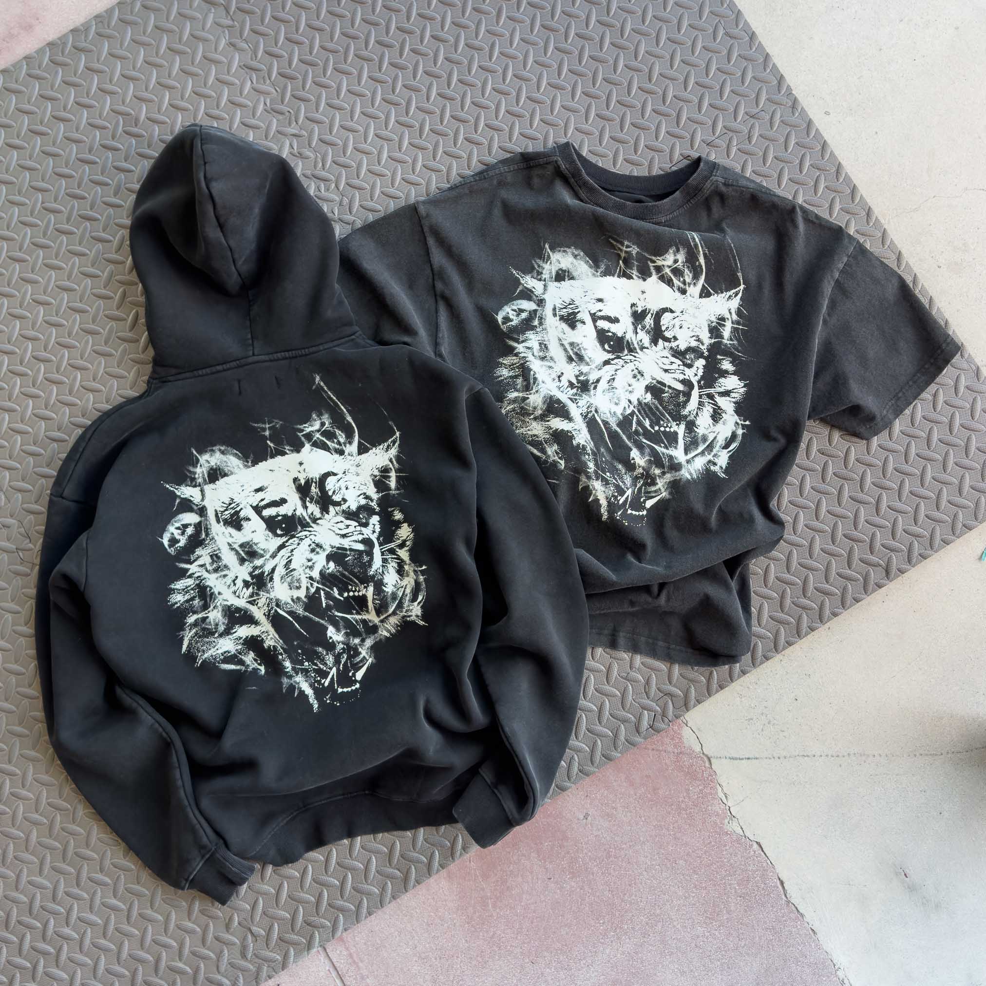 RELAXED FIT LUX SMOKE WOLF T-SHIRT - BLACK