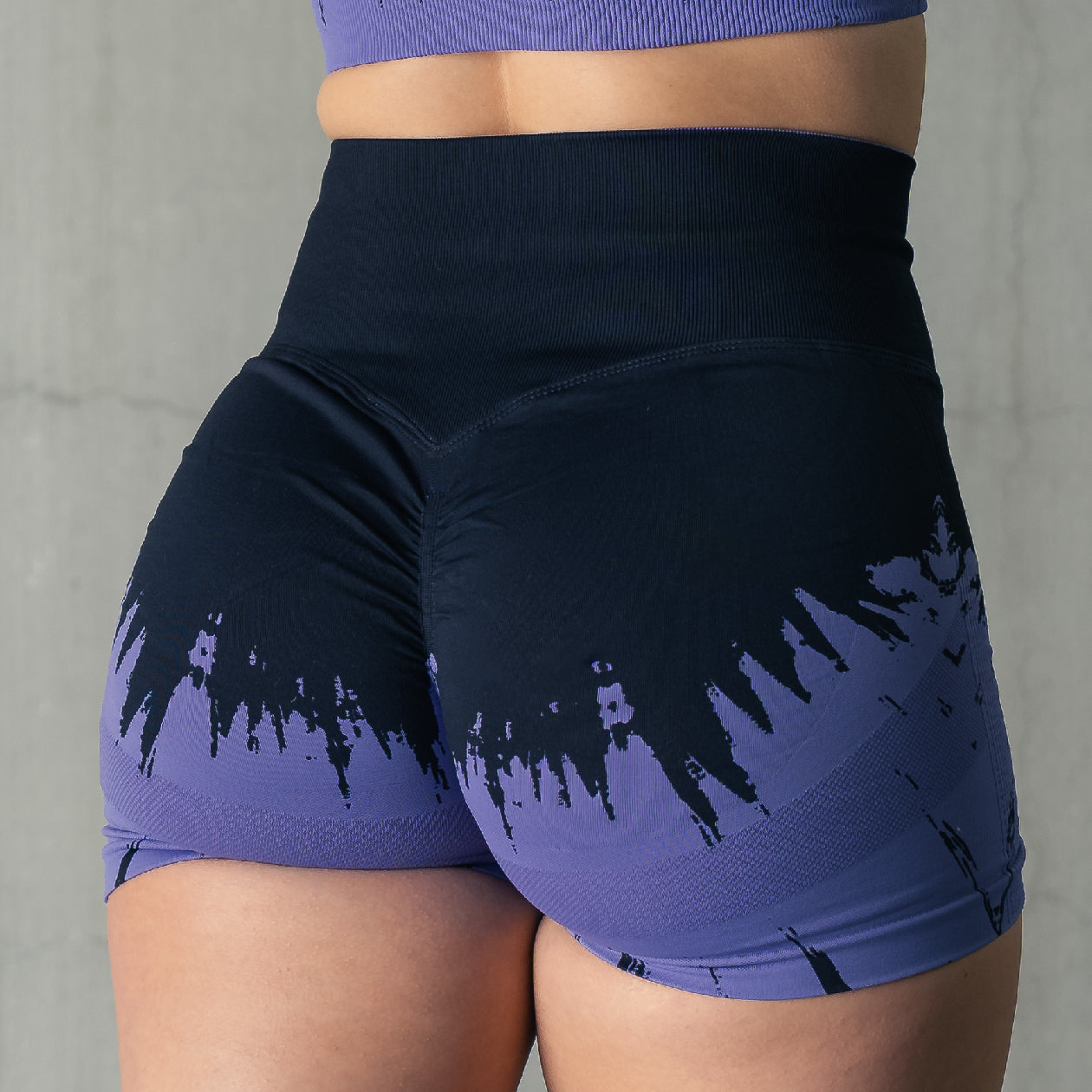 SEAMLESS SHATTER BIKER SHORTS - BLACK / LILAC