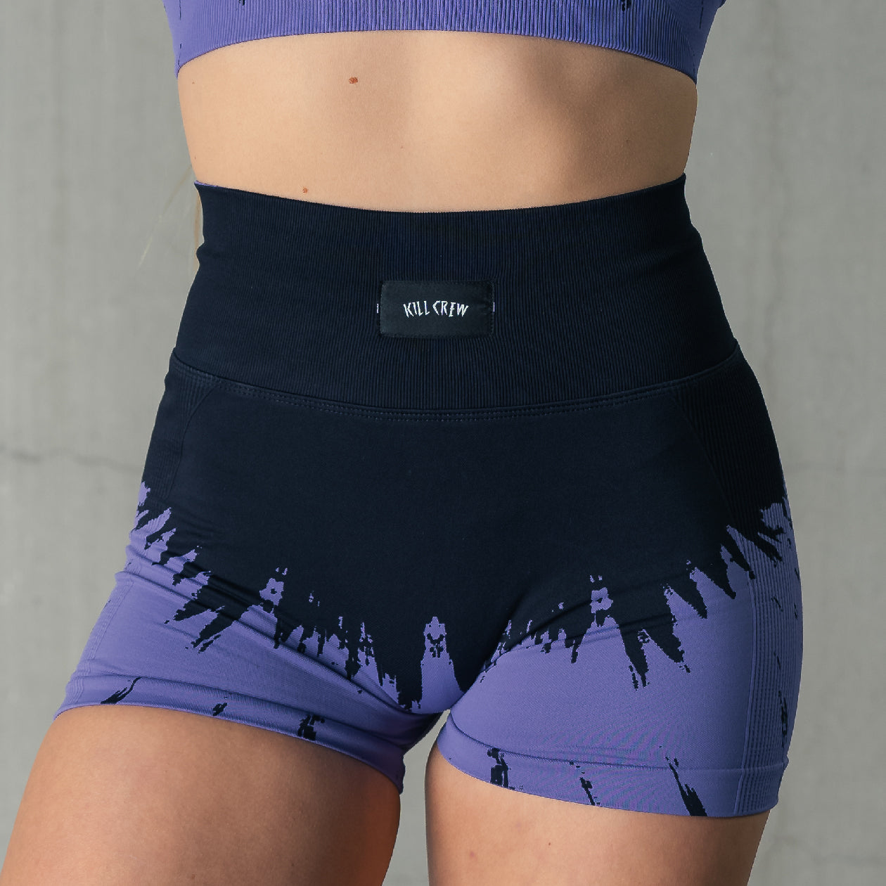 SEAMLESS SHATTER BIKER SHORTS - BLACK / LILAC